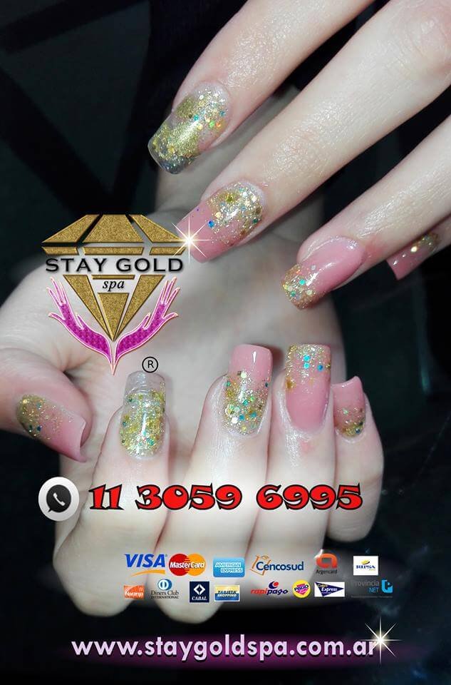 modelo de uñas esculpidas golden rain nails